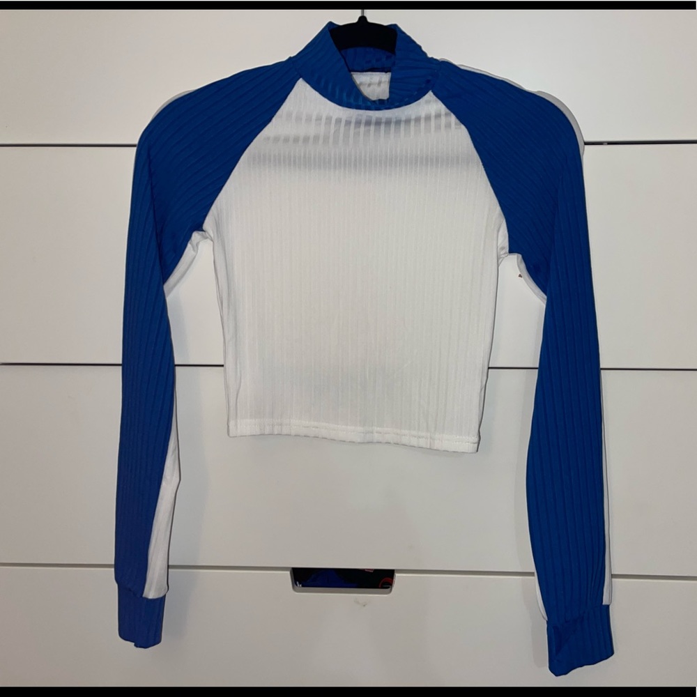 Long sleeve with blue detail ribbed top